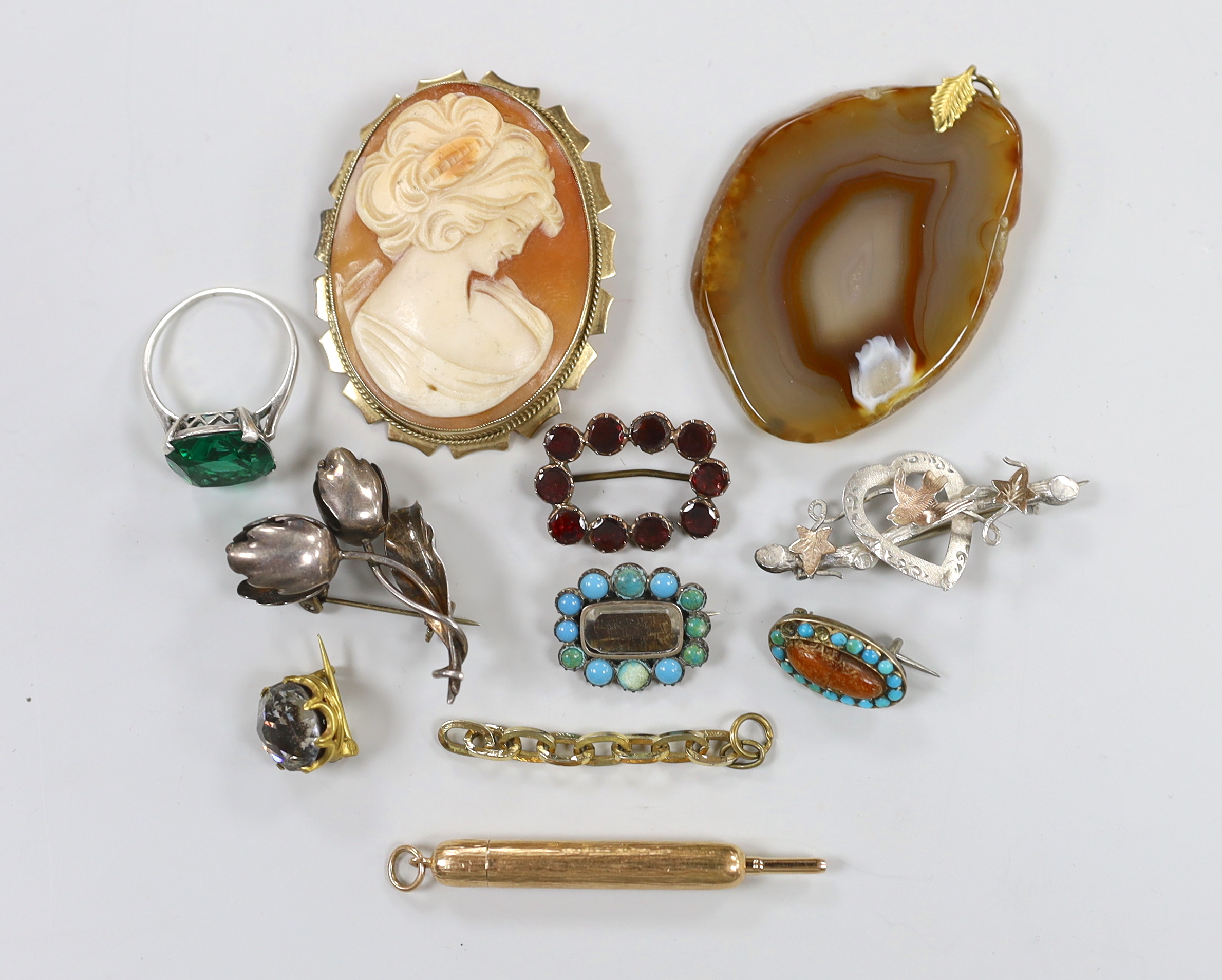 Sundry jewellery including a Georgian yellow metal and garnet cluster set brooch, 25mm, six other brooches, including silver and a 9ct gold mounted cameo shell brooch, agate pendant, paste set ring and a yellow metal ove